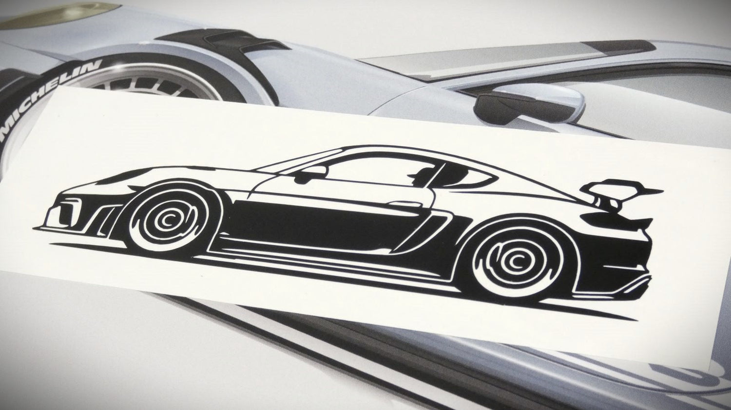 Porsche 718 Cayman GT4 RS Sticker Aufkleber Seitenansicht Links auf farbig illustriertem Hintergrund